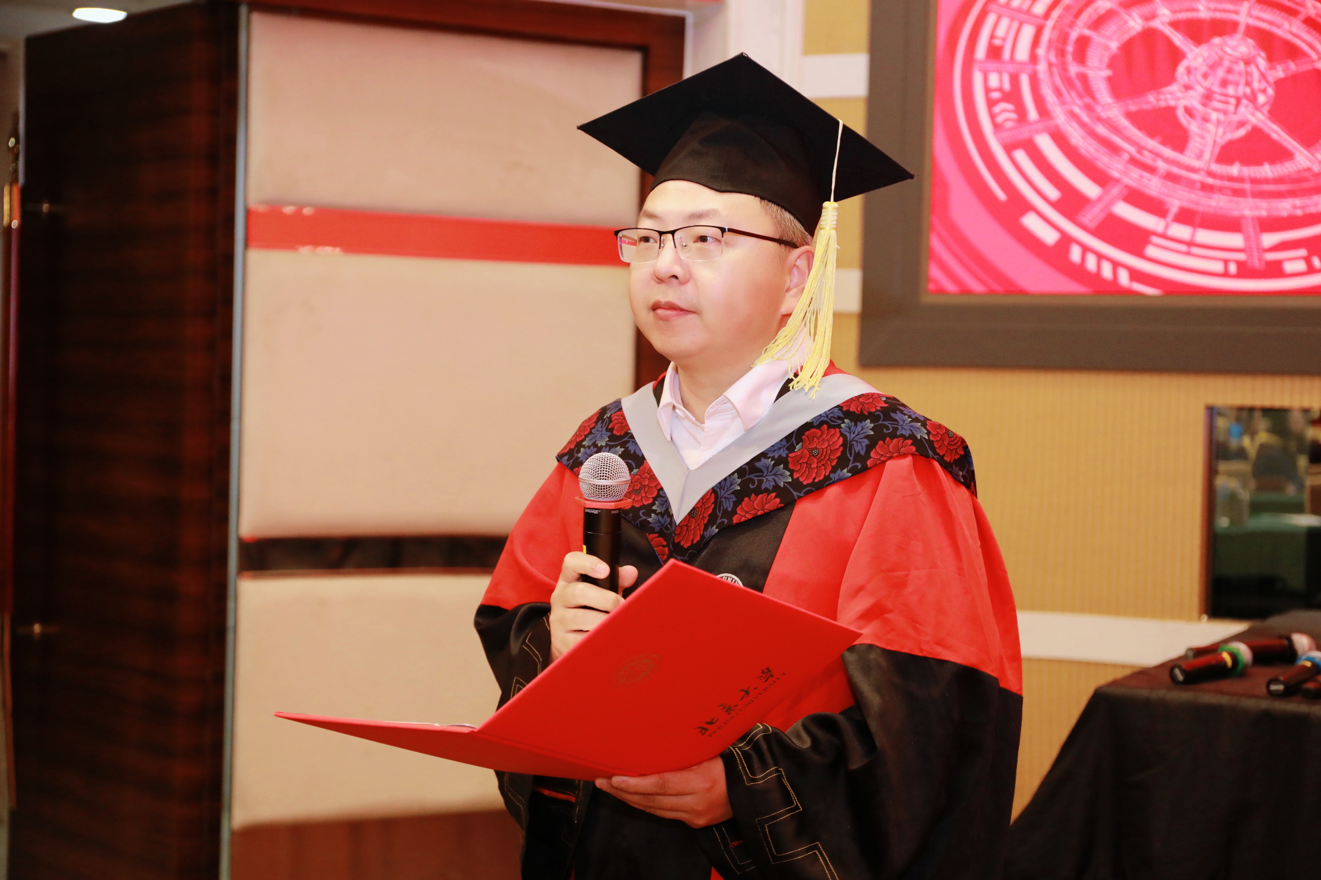 易新副院长主持学位授予仪式.JPG 易新副院长主持学位授予仪式.JPG